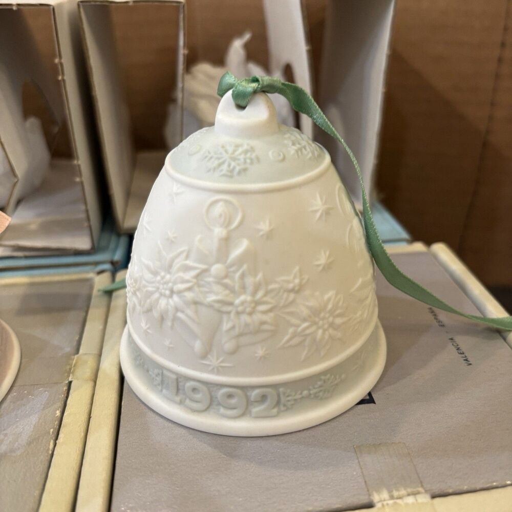 LLadro Christmas Bell 1992 Ivory Matte Porcelain  in box  Annual Edition